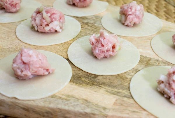 Masa üzerinde çiğ köfte, kıyılmış et ve hamur. Close.