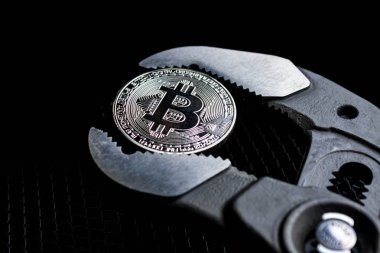 bitcoin ve güçlü beyinameliyatı siyah arka plan üzerine