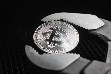 bitcoin ve güçlü beyinameliyatı siyah arka plan üzerine