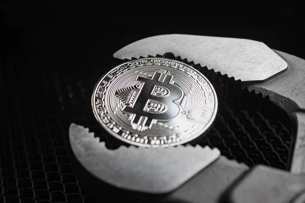 bitcoin ve güçlü beyinameliyatı siyah arka plan üzerine