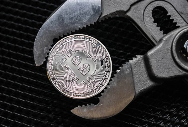 bitcoin ve güçlü beyinameliyatı siyah arka plan üzerine