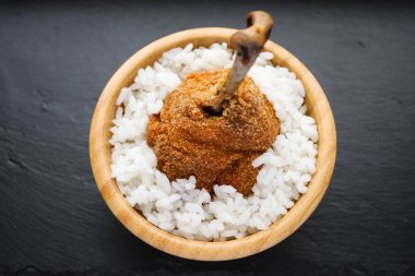 Beyaz pirinç ile kızarmış tavuk bacak breaded