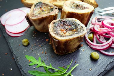rustik İngiliz kemik iliği, turşusu soğan ve tost yakın