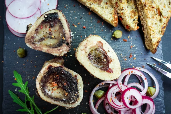 rustik İngiliz kemik iliği, turşusu soğan ve tost yakın