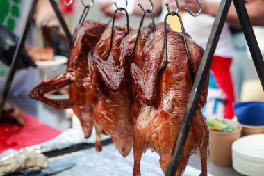 Bir sokak kafede havada asılı füme ördek