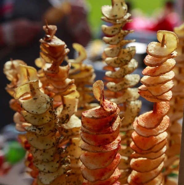 Batatas fritas num pau. Fichas naturais são fritas e vendidas na feira . — Fotografia de Stock
