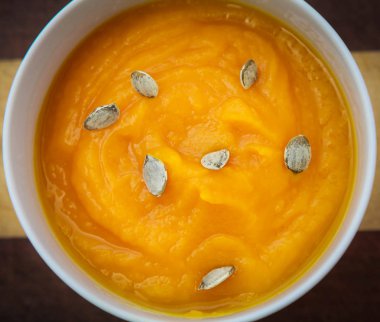 Kabak çekirdeği ile lezzetli kabak krema çorbası.