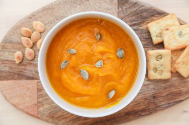 Kabak çekirdeği ile lezzetli kabak krema çorbası.