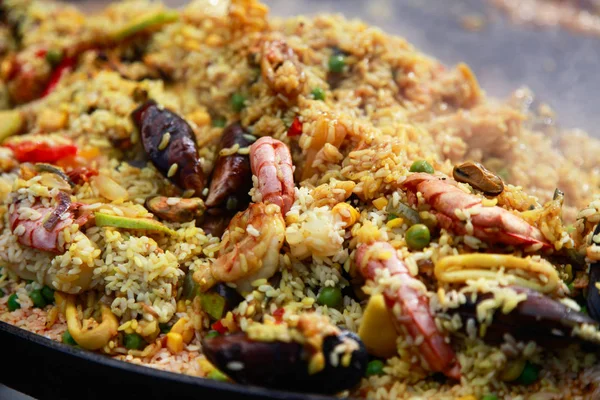 Geleneksel tavada tipik İspanyol deniz ürünleri paella 'sı