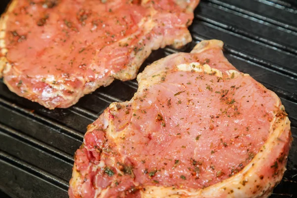 Cozinhar pedaços de carne de porco com especiarias na panela da grelha . — Fotografia de Stock