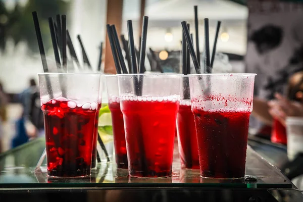 Red lemonade with dry ice in a street cafe on a hot day — Stock Photo, Image