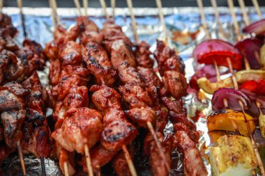 Ahşap şişlerde et ve sebze kebapları