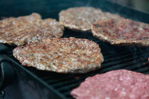 Büyük bir ızgara açık havada ızgara hamburger ve sosisli. Stok Resim