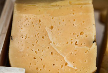 Kırsal pazar tezgahında sert peynir