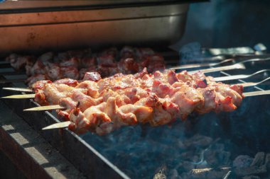 Kömürde sulu domuz kebabı pişirilir..