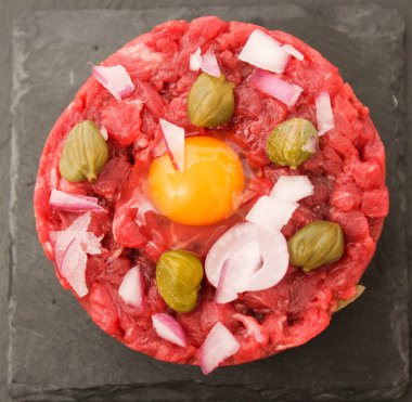 Yumurta ve kapari ile taze etli tartar, yakın plan..