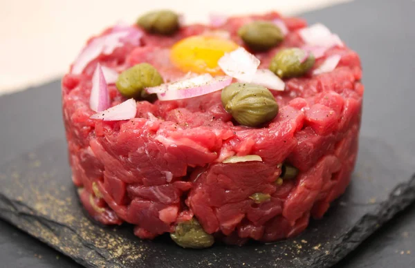 Tartare de bœuf frais aux œufs et câpres, gros plan . — Photo