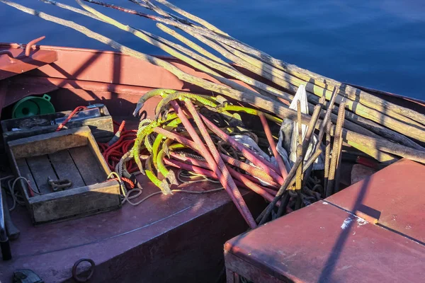 Flera Ankare Rep Och Fiskeredskap Båten För Sötvattensfiskproduktion Kommersiell Fiskproduktion — Stockfoto