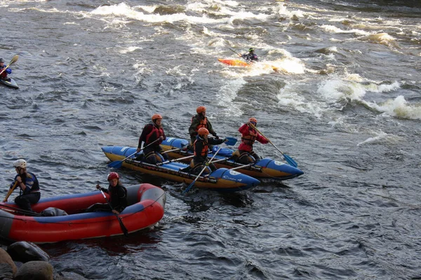 27.09.2020 Russie, région de Leningrad, village de Losevo, rafting sportif sur les rapides de la rivière Vuoksa — Photo