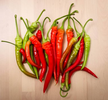 Büyük bir yığın kırmızı ve yeşil Ram 's Horn Peppers. Yukarıdan görünüşü