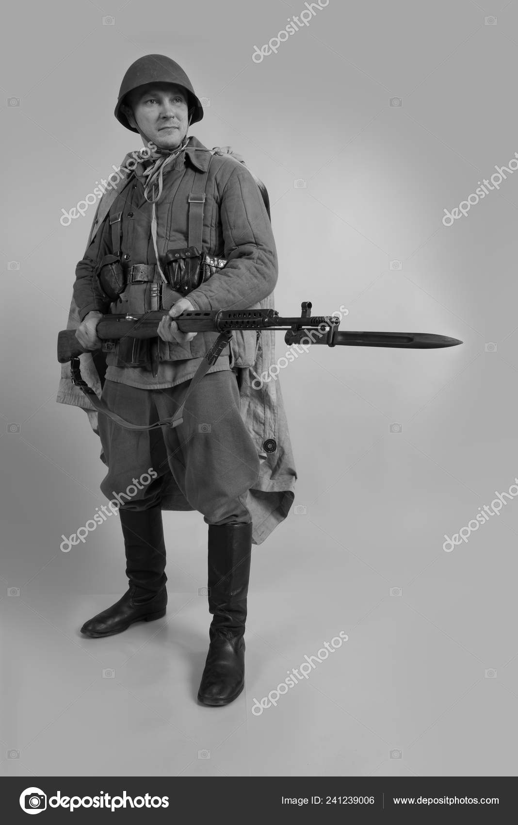 男性演员在冬天制服红色军队的俄国战士1942年期间第二次世界大战摆在背景 图库照片 C Kozlik 男性演员在冬天制服红色军队的俄国战士1942年期间第二次世界大战摆在背景 图库照片 C Kozlik