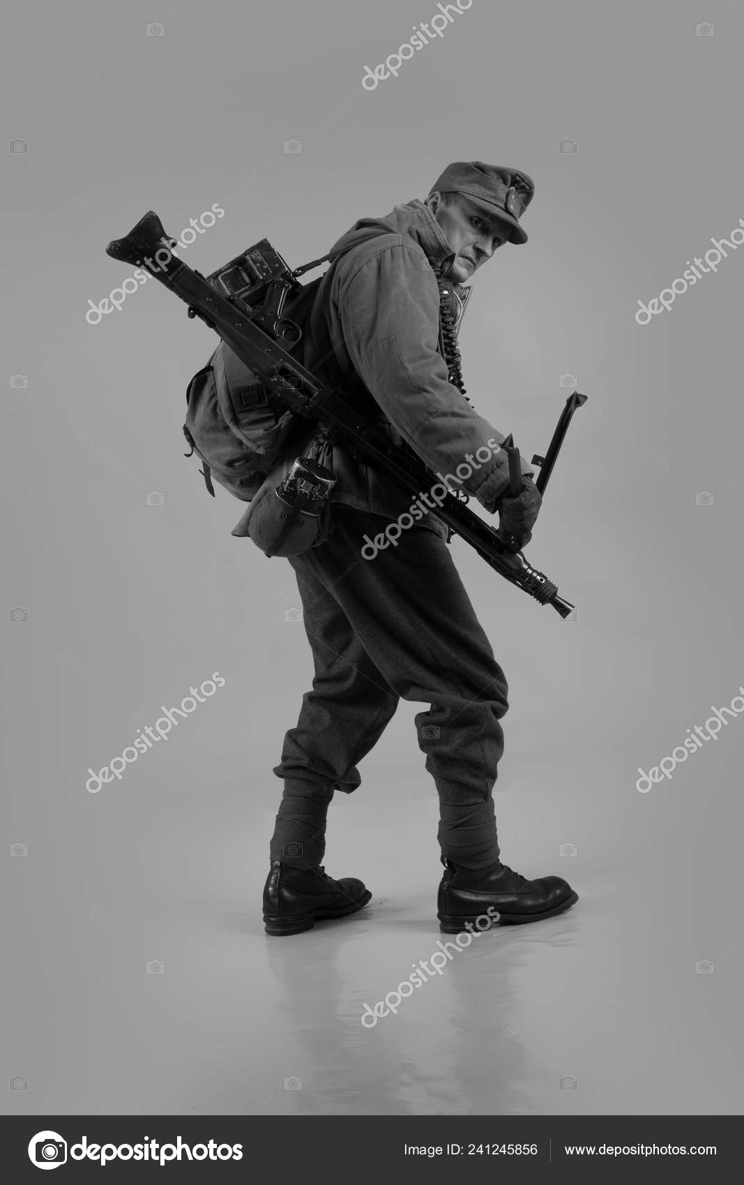 Actor Man Old Winter Mountain Uniform Machine Gun Second