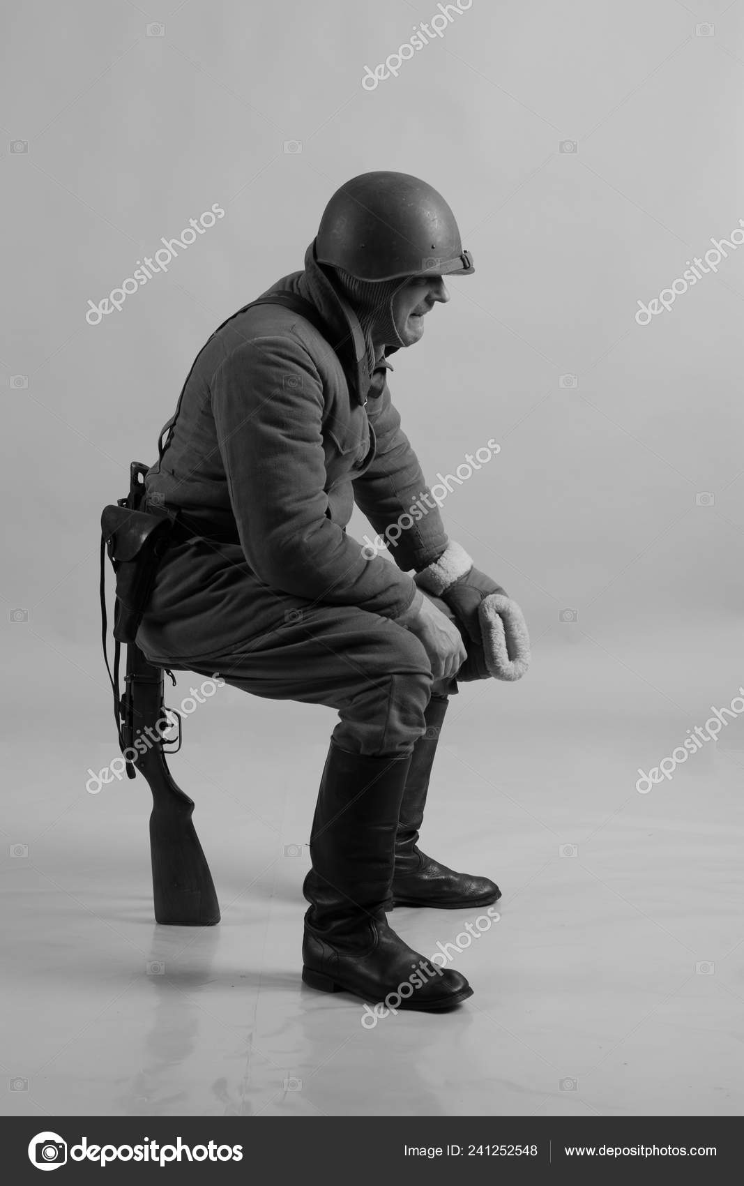 男性演员在冬天制服红色军队的俄国战士1942年期间第二次世界大战摆在背景 图库照片 C Kozlik 男性演员在冬天制服红色军队的俄国战士1942年期间第二次世界大战摆在背景 图库照片 C Kozlik