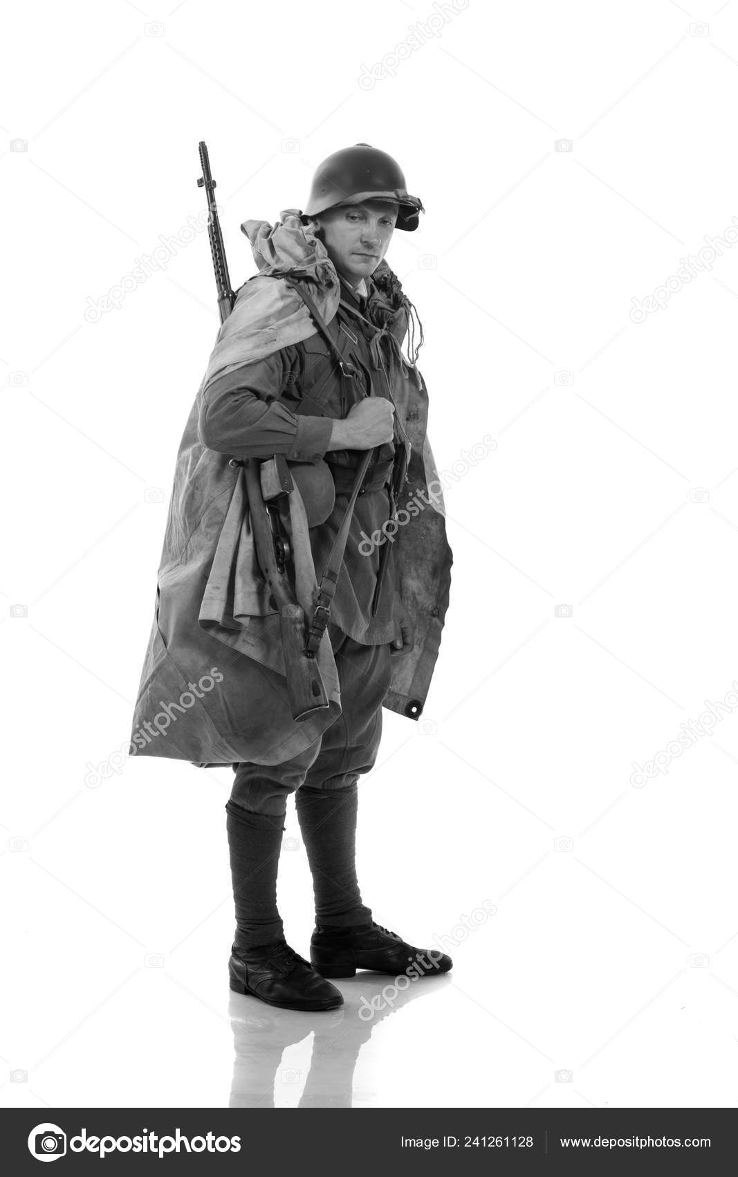 第二次世界大战期间俄罗斯军队普通士兵制服的男演员在演播室摆姿势反对白色背景 图库照片 C Kozlik 第二次世界大战期间俄罗斯军队普通士兵制服的男演员在演播室摆姿势反对白色背景 图库照片 C Kozlik