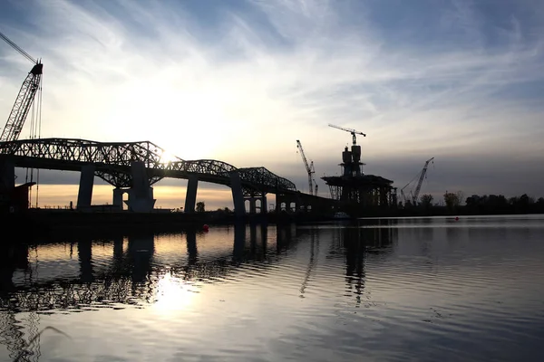 การก่อสร้างสะพานตอนพระอาทิตย์ตก — ภาพถ่ายสต็อก