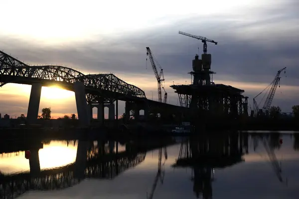 Mostní konstrukce při západu slunce — Stock fotografie