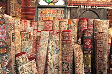 El pazarda görüntülenen morrocan halı dokuma