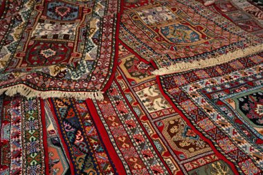 El pazarda görüntülenen morrocan halı dokuma