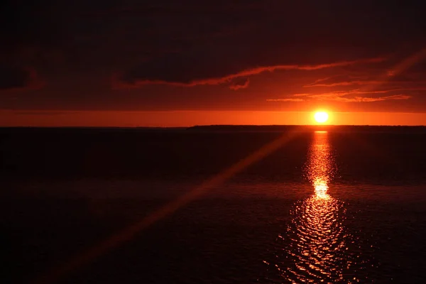 Puesta de sol vista desde la costa de Prince Edward Island . — Foto de Stock