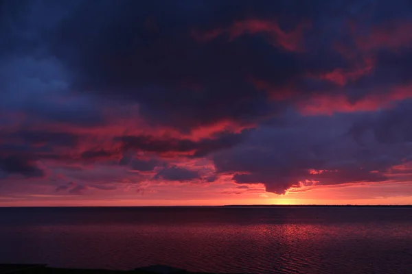 Pôr do sol visto de Prince Edward Island seashore . — Fotografia de Stock