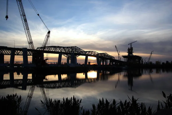 Hídépítés Víz Tükrözi Régi Hidak Naplemente — Stock Fotó