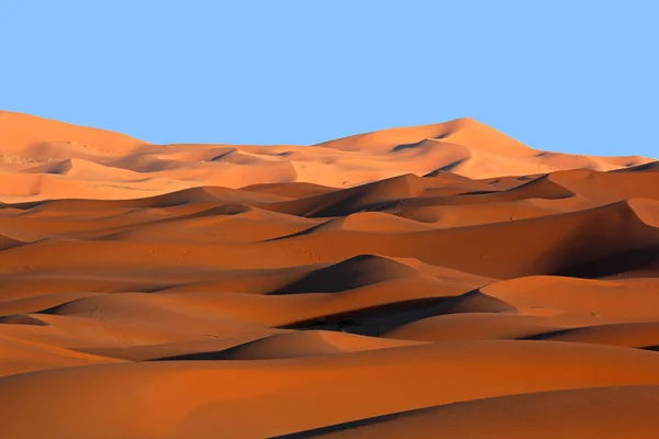 Fas Sahara kum tepeleri ve gün batımında gölgeler — Stok fotoğraf