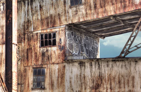 Estructuras industriales oxidadas abandonadas en el puerto viejo — Foto de Stock