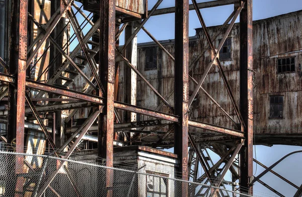 Заброшенные ржавые промышленные сооружения в старом порту — стоковое фото