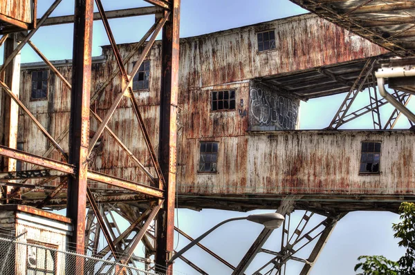 Övergivna rostiga industriella strukturer i gamla hamn — Stockfoto