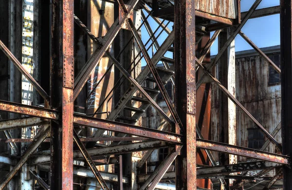 Заброшенные ржавые промышленные сооружения в старом порту — стоковое фото