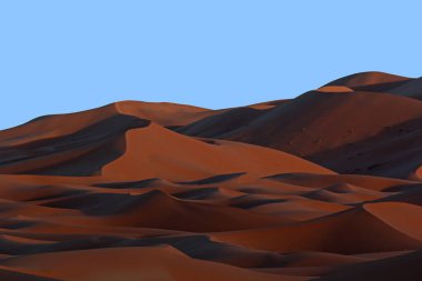 Fas Sahara kum tepeleri ve gün batımında gölgeler