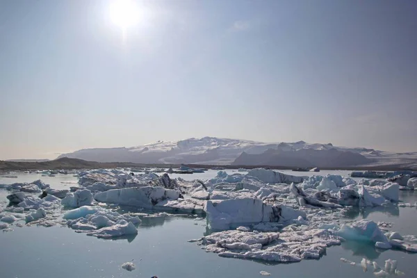 氷山のアイスランドの海と湖の景色 — ストック写真