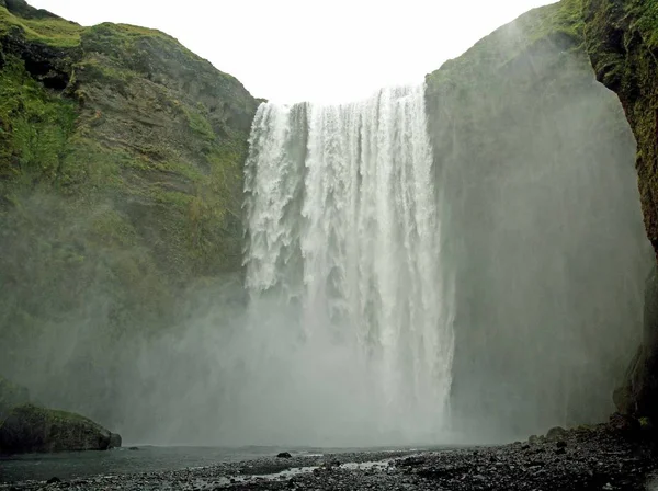 Spektakuläre fließende Wasserfälle in der Landschaft von Island — Stockfoto