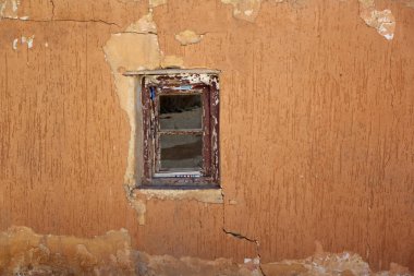 Antik bakışla yaşlı bina cephesinde pencere