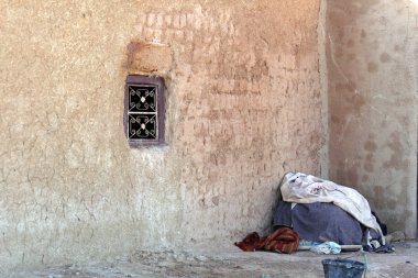 Antik bakışla yaşlı bina cephesinde pencere