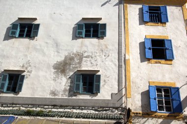 Antik bakışla yaşlı bina cephesinde pencere