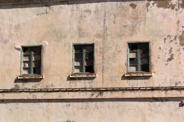 Antik bakışla yaşlı bina cephesinde pencere