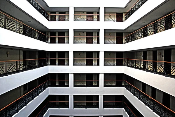 Janela na fachada do edifício envelhecido com olhar antigo — Fotografia de Stock