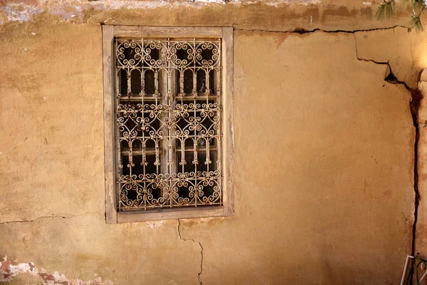 Fenêtre sur façade de bâtiment vieilli avec aspect ancien — Photo