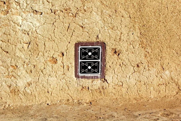 Window on aged building facade with ancient look — Stock Photo, Image